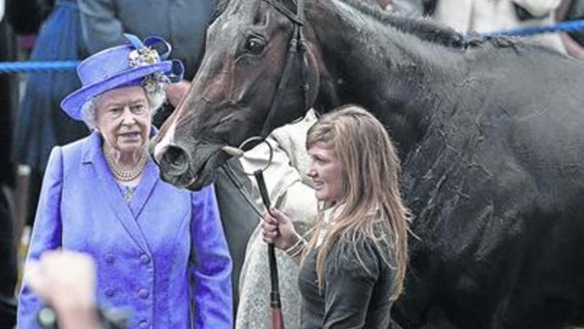 La reina Isabel II junto a su caballo Estimate el año pasado tras ganar en Ascot.