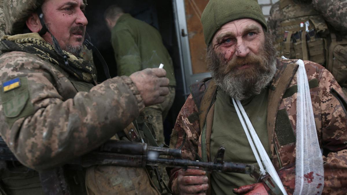 Heridos de las Fuerzas Militares de Ucrania después de la batalla con las tropas rusas y los separatistas respaldados por Rusia en la región de Lugansk el 8 de marzo de 2022.