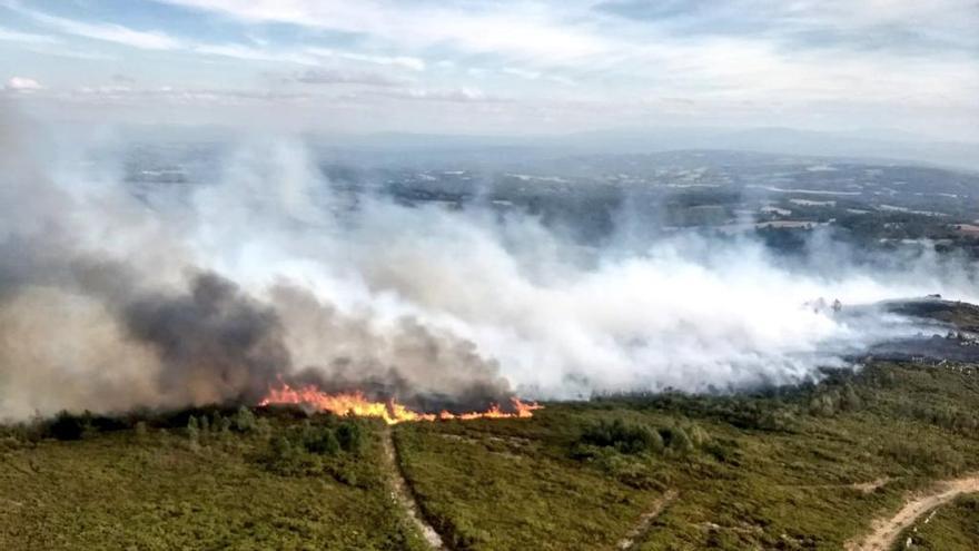 El monte ardiendo en San Cristovo de Cea. // @BrifLaza