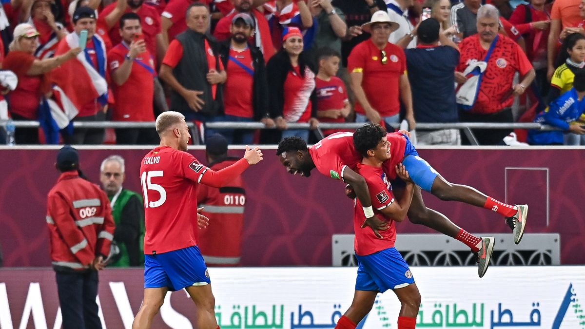 Jugadores de Costa Rica celebran la clasificación al Mundial de Qatar tras derrotar (1-0) a Nueva Zelanda