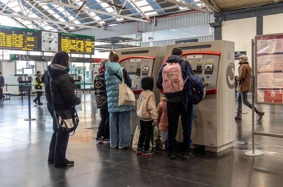 La huelga de maquinistas provoca los primeros retrasos en Alicante