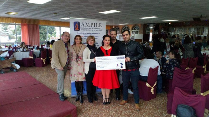 Ampile dona 10.000 euros en Málaga para luchar contra la leucemia