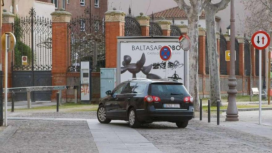 Un vehículo avanza por el parque de San Martín aplicando el nuevo sentido de circulación.