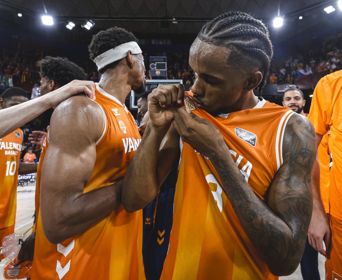 Jean Montero se besa el escudo del Valencia Basket trasn conseguir el título de liga