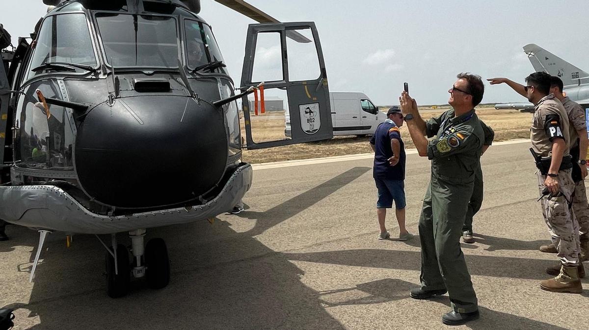 La gente pide a los militares que les hagan fotos top gun a bordo de las aeronaves