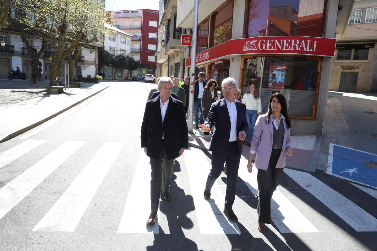 El alcalde, el presidente de la Xunta, la conselleira de Infraestruturas y otras autoridades avanzando a la altura de la Praza de Arriba, uno de los espacios a mejorar con el proyecto.