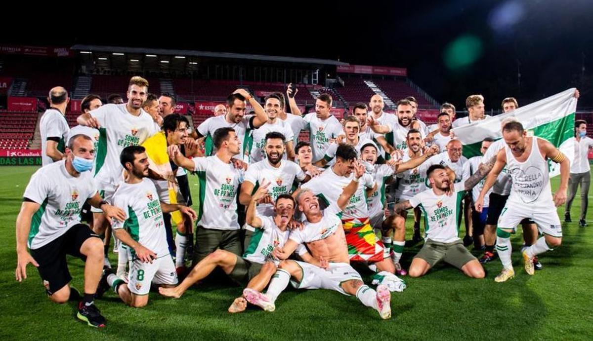 Los jugadores celebran el ascenso sobre el verde de Montilivi