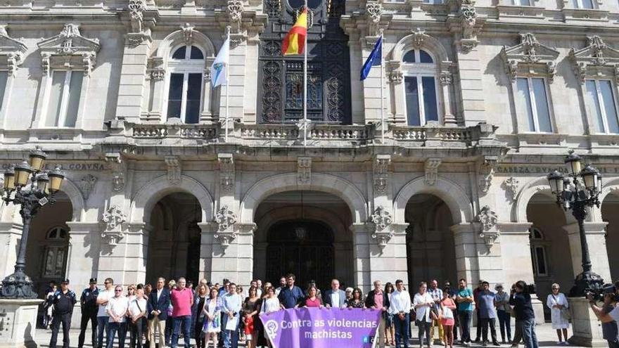 Minuto de silencio ayer en A Coruña por la víctima del crimen.  // Víctor Echave