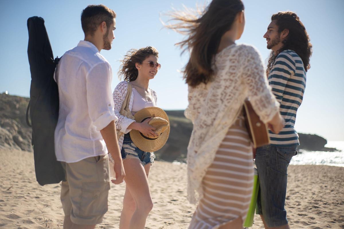 La playa y las fiestas de los pueblos son los planes más habituales en agosto