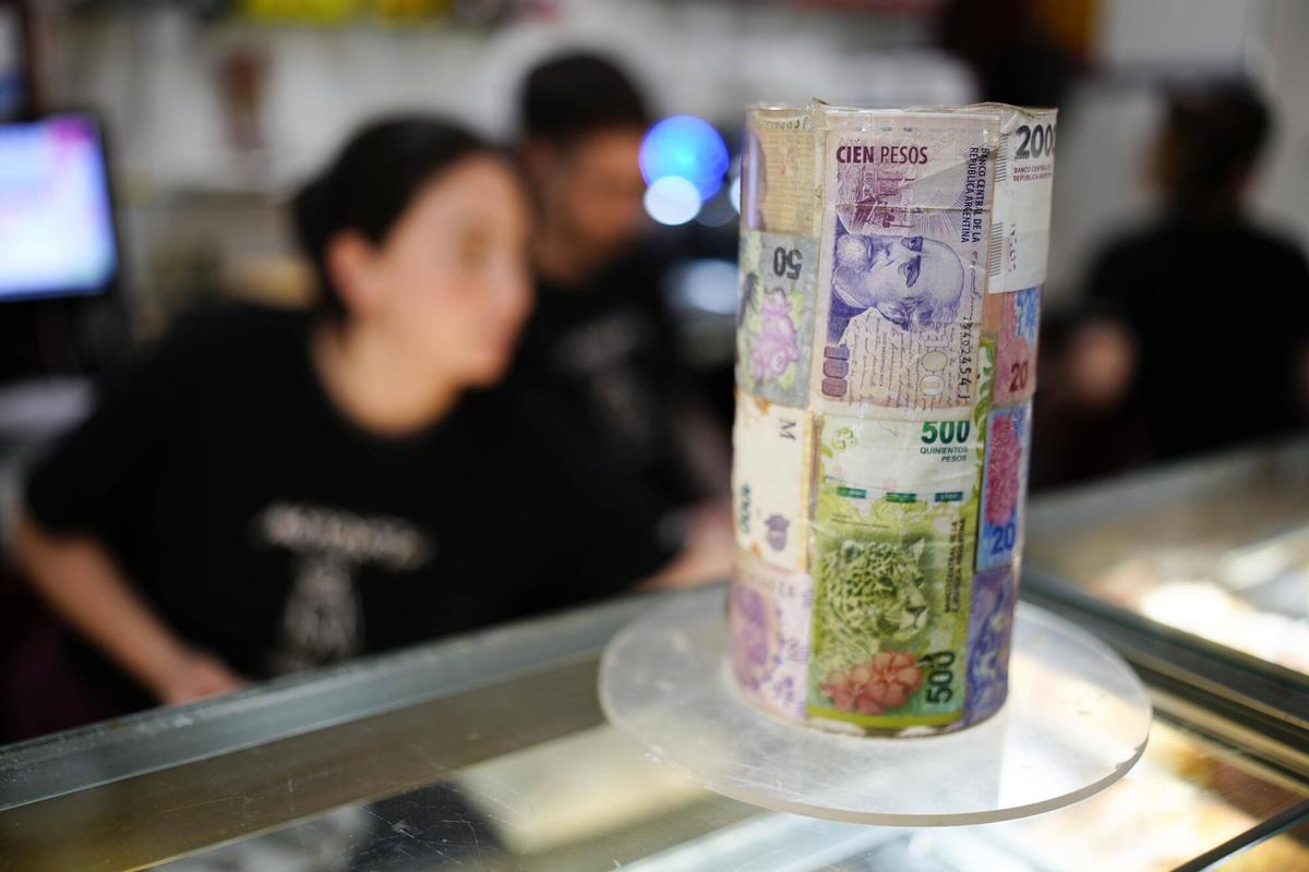 Un tarro con billetes argentinos en la pastelería cafetería Mendieta de Barcelona