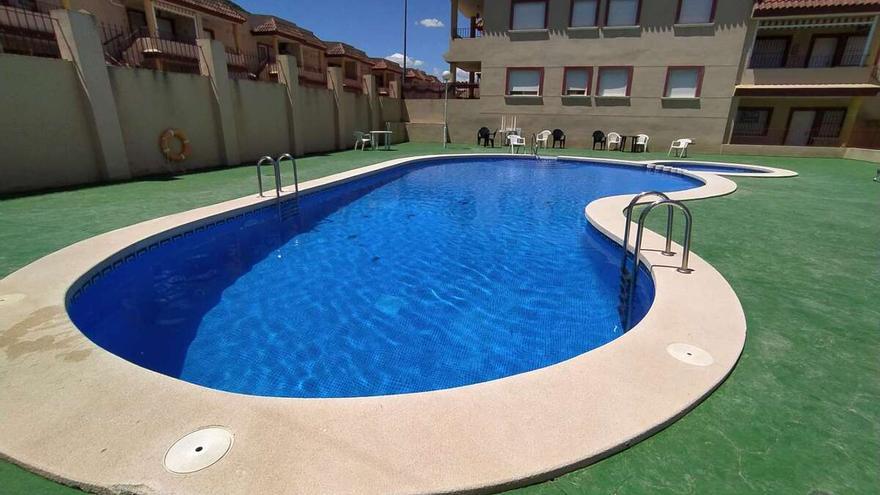 Oportunidad: ático con terraza, piscina y parque infantil, a 10 minutos del centro de Orihuela, por 67.000 euros