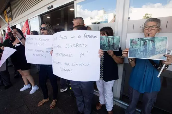 Los limpiadores del aeropuerto de Ibiza denuncian baños atascados y aguas fecales
