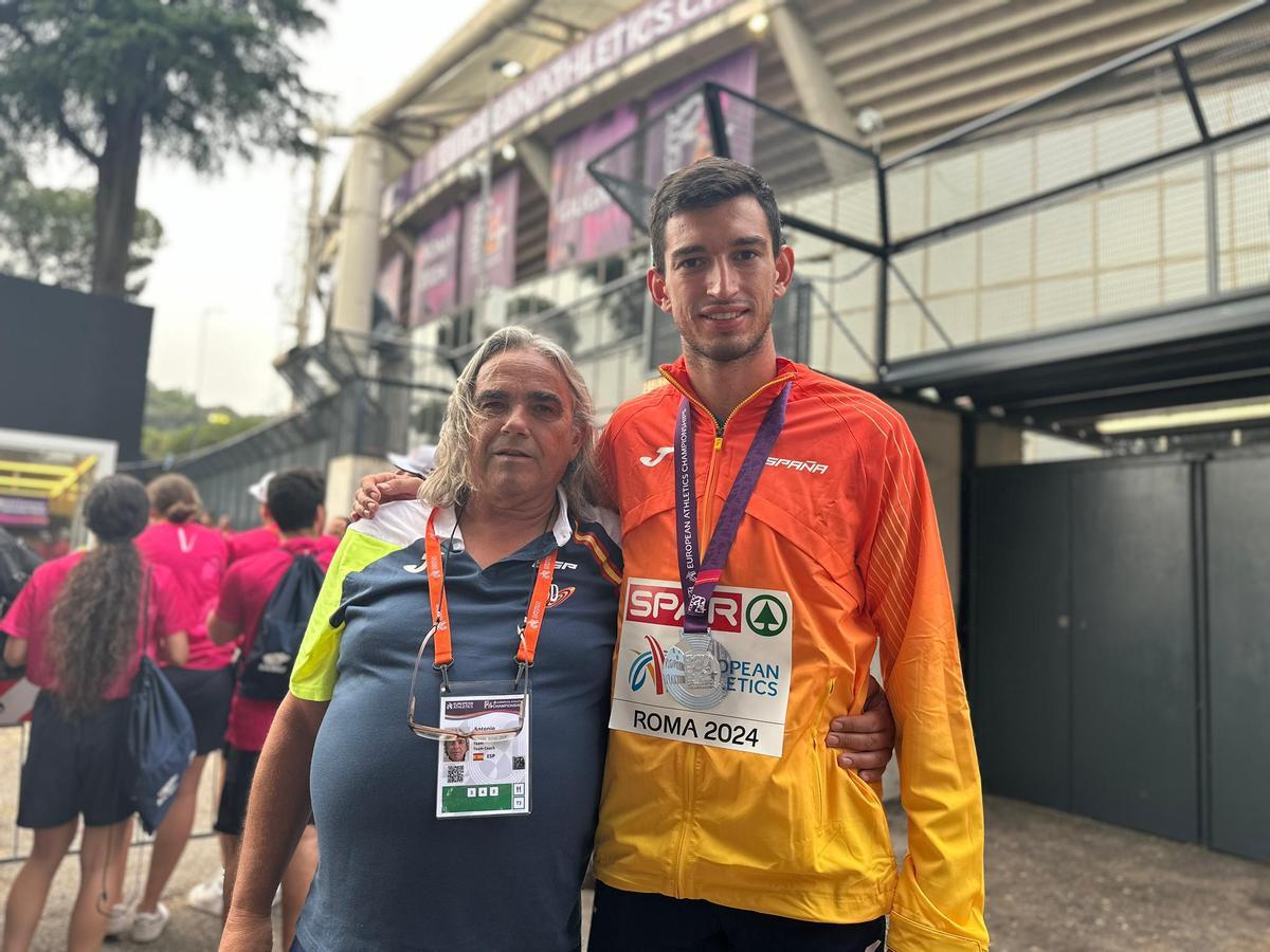 El entrenador con el atleta que exhibe la medalla de plata en Roma 2024