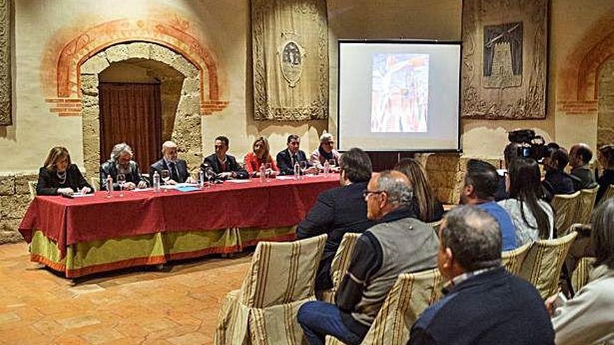 Acto de presentación del cartel de la Semana Santa benaventana 2019 en el Fernando II.