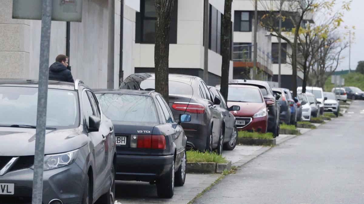 Coches estacionados en el entorno donde los vecinos demandan más aparcamiento