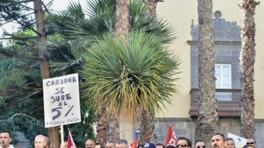 Protestas en Santa Ana durante la celebración del pleno que aprobó los presupuestos de 2013