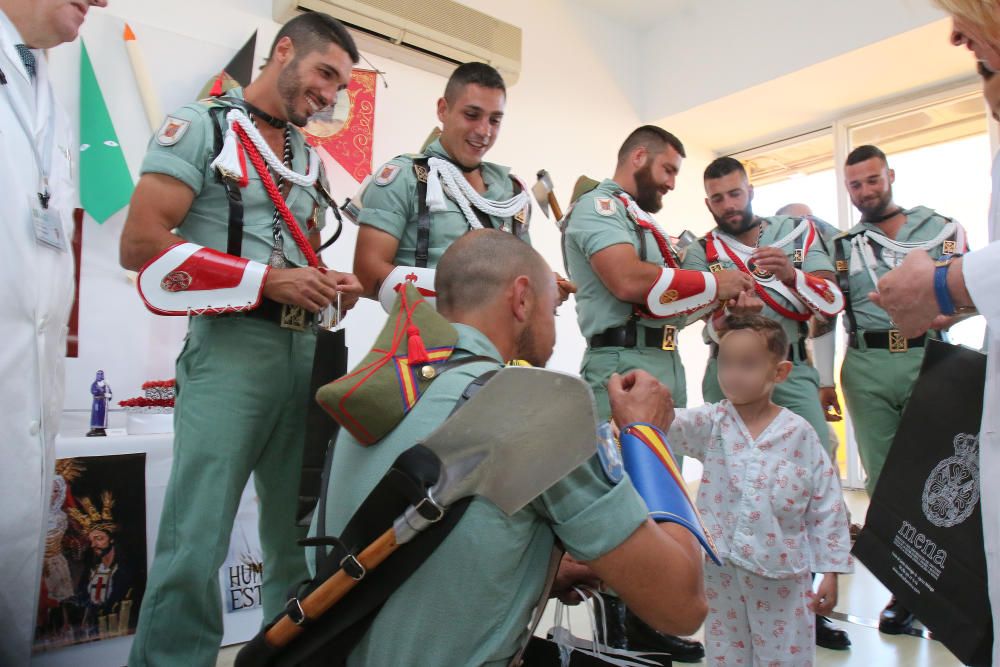 Visita de La Legión y la Cofradía de Mena a los niños del Hospital Materno.