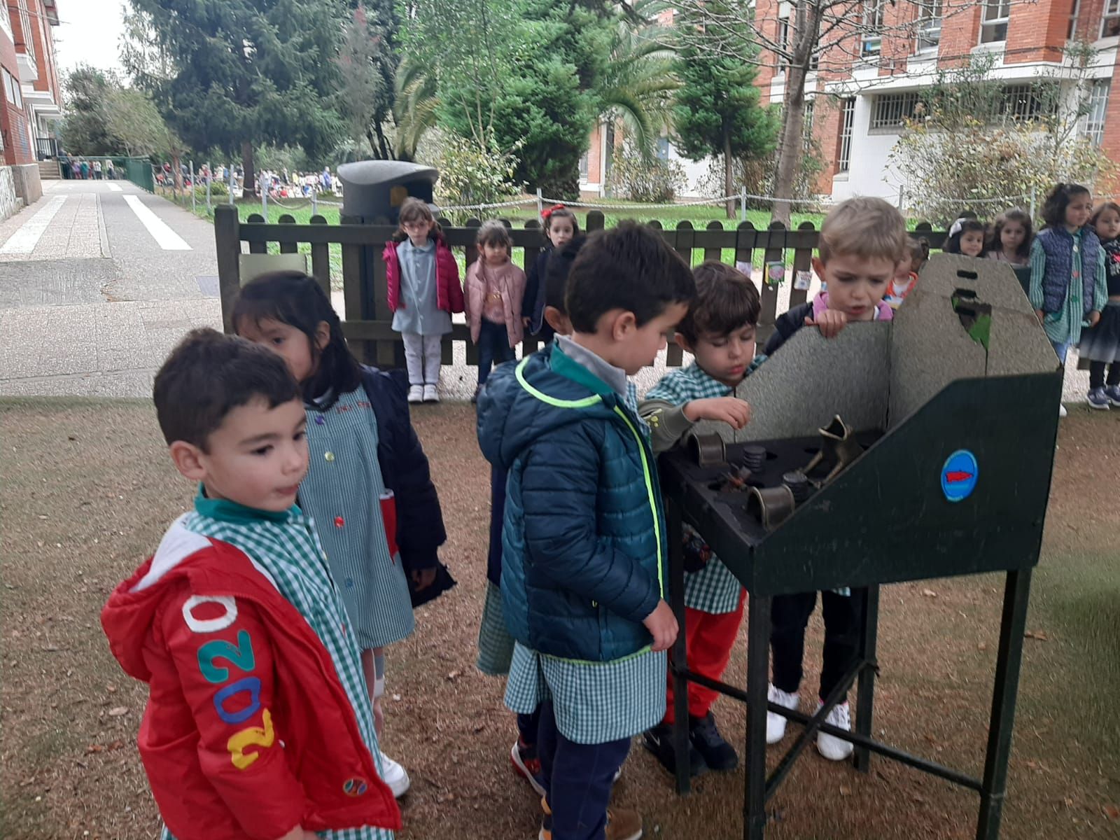 Los niños del Arregui celebran el magüestu con música y juegos tradicionales