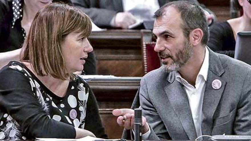 Biel Barceló y Francina Armengol deberán responder hoy a las preguntas de la oposición sobre los contratos.