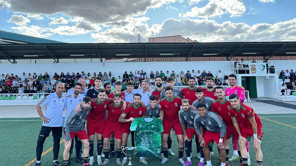 Jugadores y cuerpo técnico del Badajoz ‘B’, con el título de campeones.