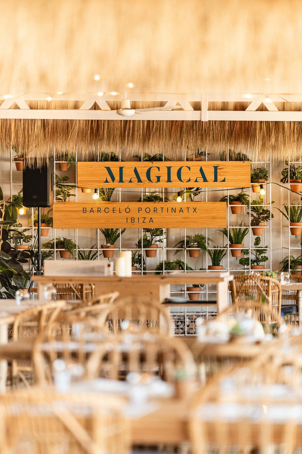 El interior acogedor del restaurante y beach bar Magical Portinatx en Ibiza.