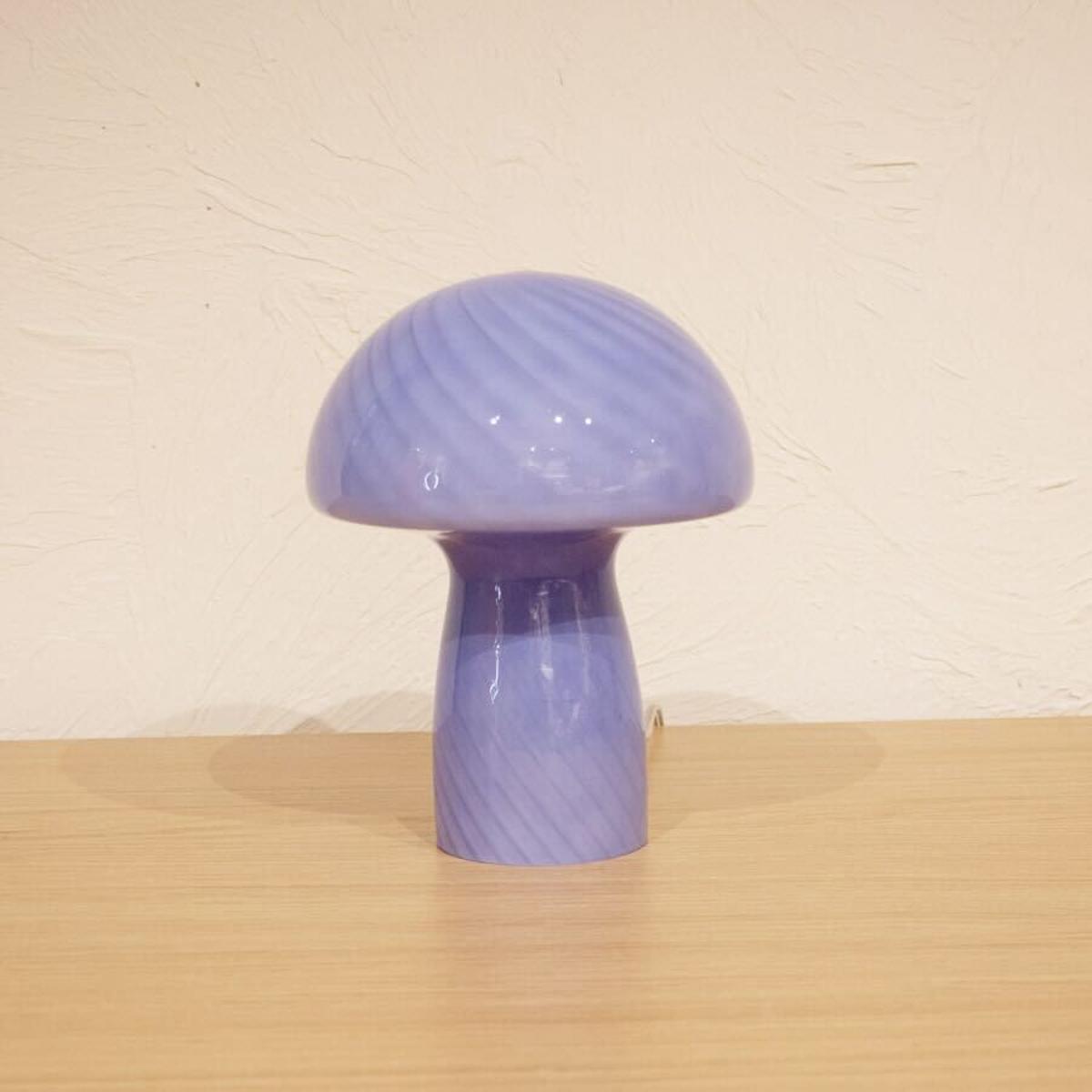 Lámpara de mesa en forma de seta azul