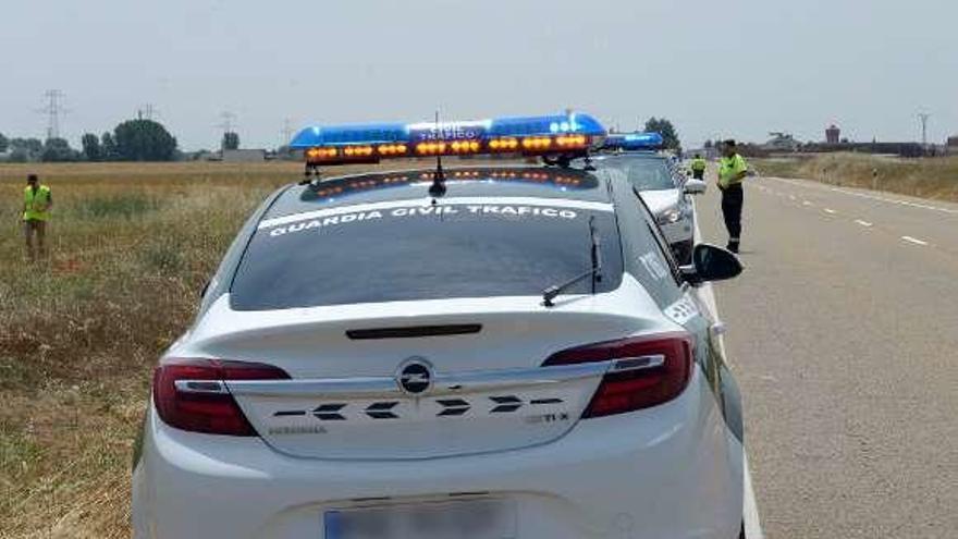 Guardias civiles inspeccionan el lugar del accidente, en un tramo recto y en un día de gran visibilidad, como se aprecia en la foto.