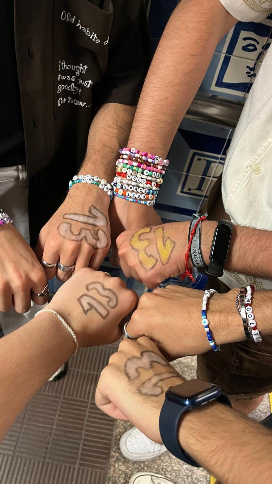 Las pulseras de la amistad de Taylor, en un grupo de asturianos.