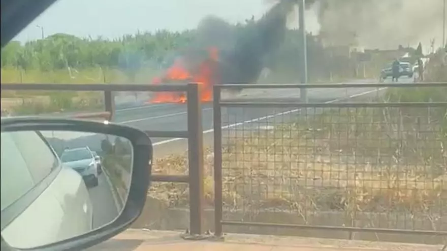 Cortan al tráfico el Serradal por un coche ardiendo junto al Camí La Ratlla en Castelló