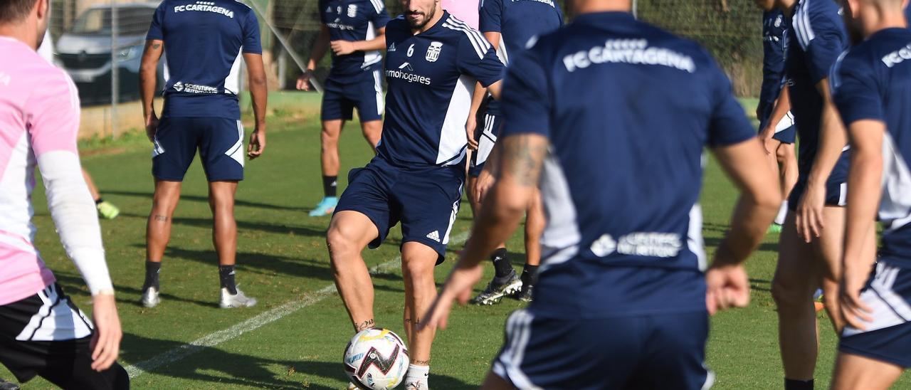 Los jugadores albinegros durante un entrenamiento de esta semana.