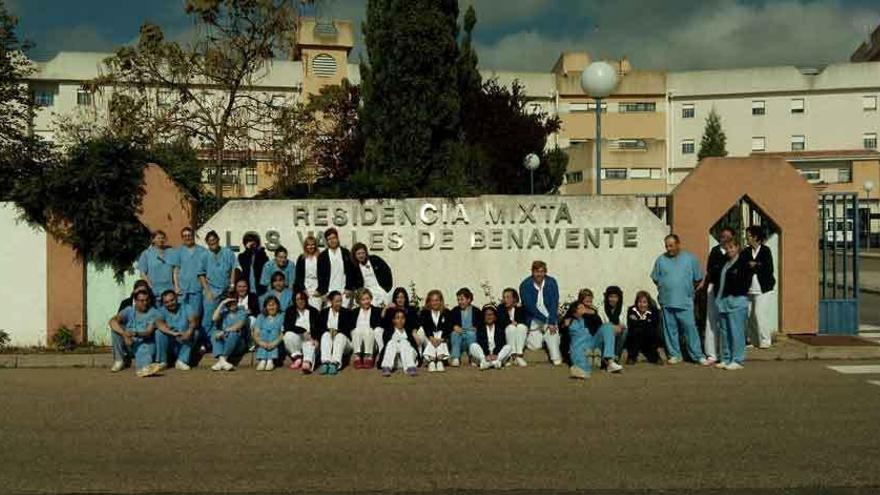 Concentración de los trabajadores de la residencia mixta.