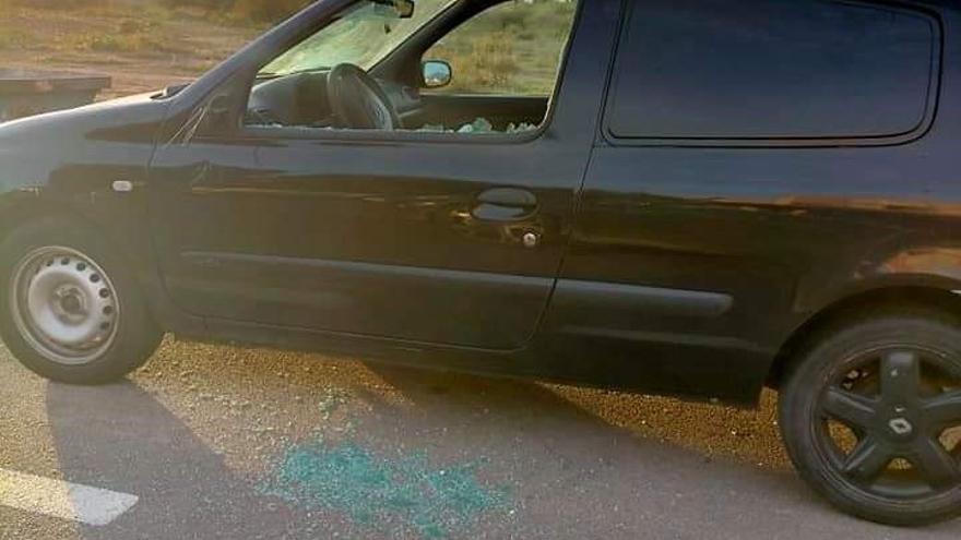 Uno de los coches afectados por los actos vandálicos cometidos en la noche de Halloween.