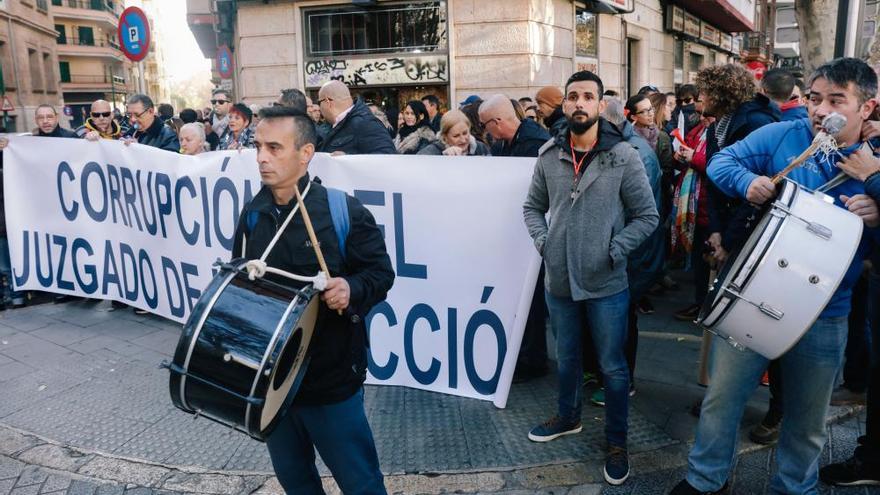 Manifestantes pro Cursach abuchean a Penalva y Subirán en los juzgados