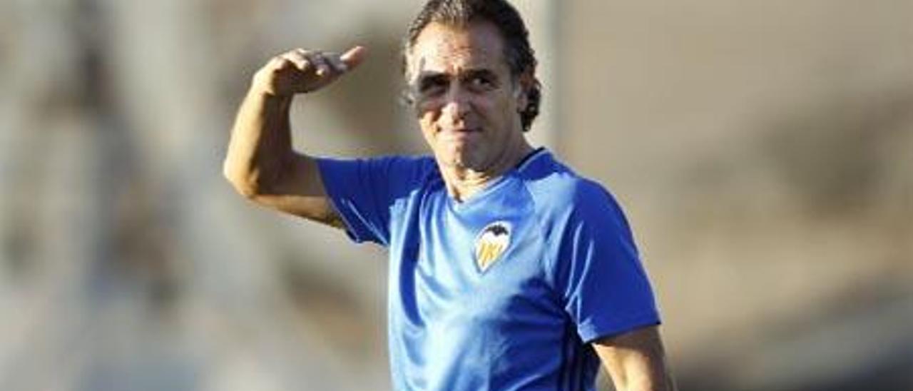 Cesare Prandelli, en un entrenamiento con el Valencia.