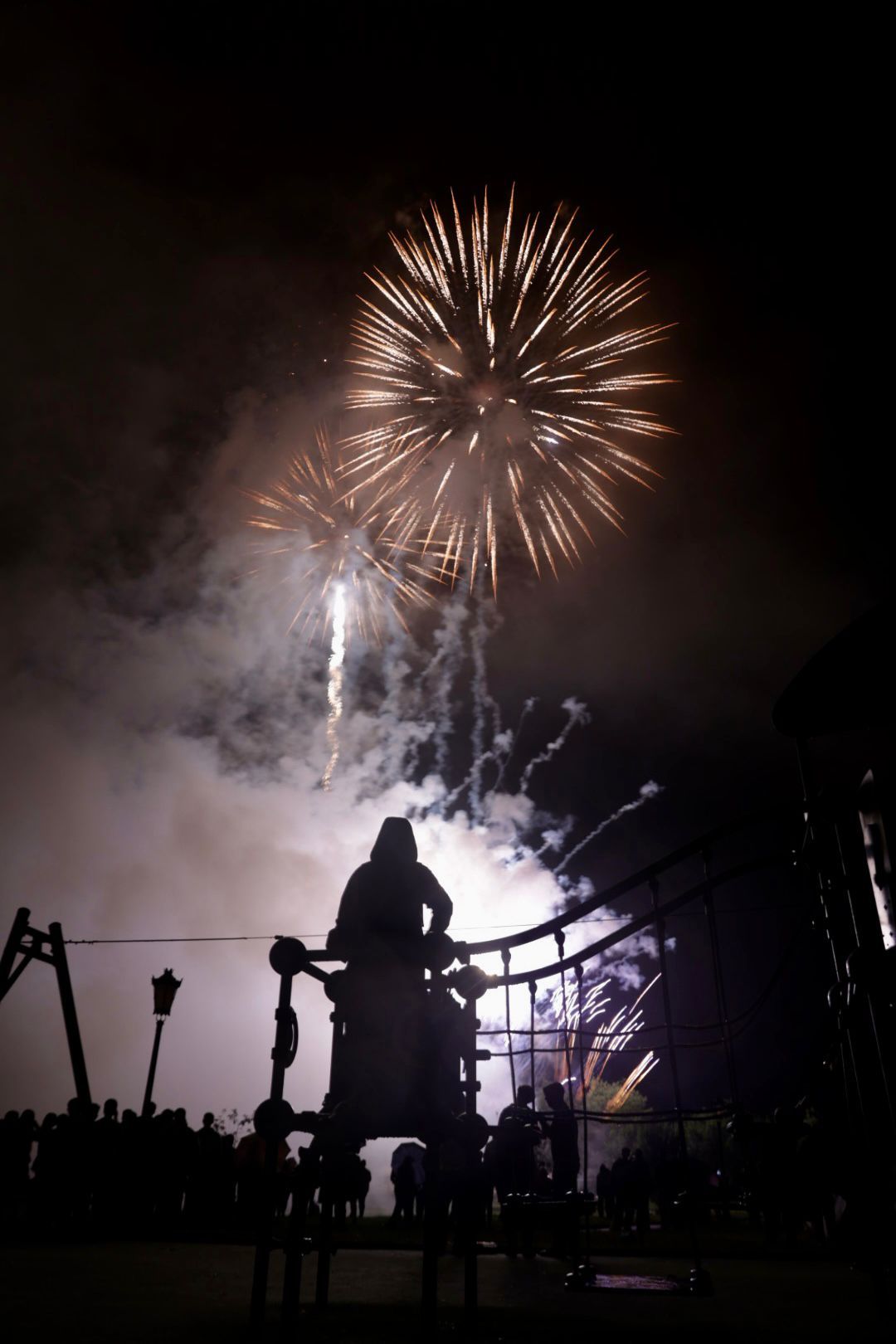 EN IMÁGENES: Así se vivieron unos fuegos de San Mateo bajo la lluvia en Oviedo