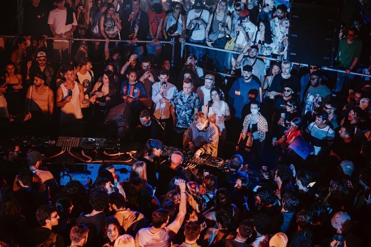 Mura Masa actuando en el escenario Boiler Room del Primavera Sound