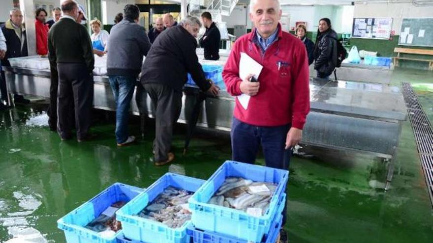 El patrón mayor, José Manuel Rosas, ayer en la subasta de pulpo en la lonja de Bueu.  // Gonzalo Núñez