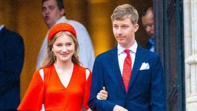 El príncipe Emmanuel, tercer hijo de los reyes de Bélgica, junto a su hermana Elisabeth, nación y heredera al trono