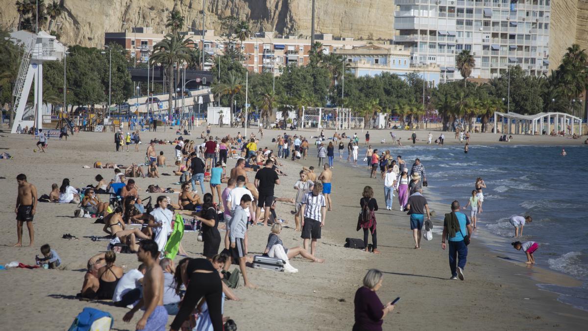 Bañistas en la playa del Postiguet de Alicante el pasado diciembre