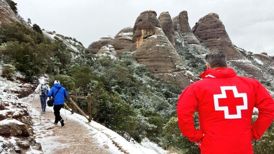 Presència de neu i gel aquest dissabte pels camins de Montserrat