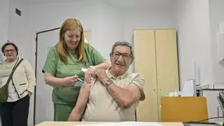 Ensayo de la la inmunización frente a la gripe y el covid en el hospital de A Coruña: "Si se ve que funciona mejor la vacuna combinada, será un avance"