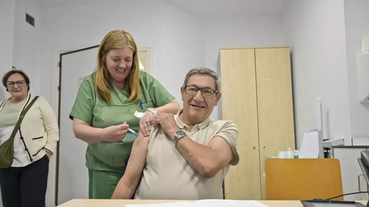 Ensayo de la la inmunización frente a la gripe y el covid en el hospital de A Coruña: "Si se ve que funciona mejor la vacuna combinada, será un avance"