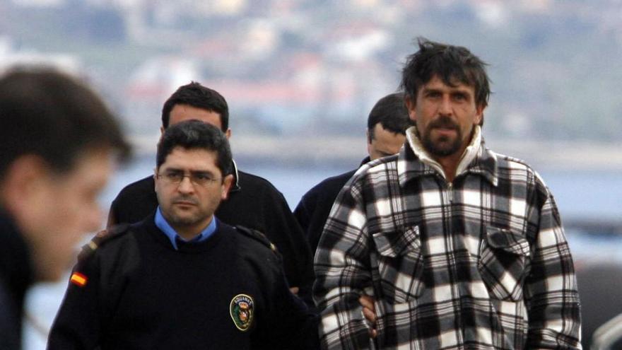 El vecino de Aldán Álvaro Castro Santos, con chaqueta de cuadros, cuando fue detenido en 2007 por ela lijo de 1,5 toneladas de cocaína en su barco &quot;Facuca&quot;.