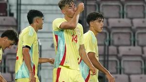 Dean Huijsen celebra un gol con España.
