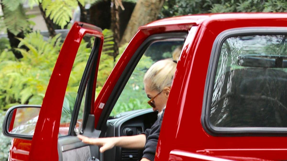 Lady Gaga bajando de su Jeep rojo