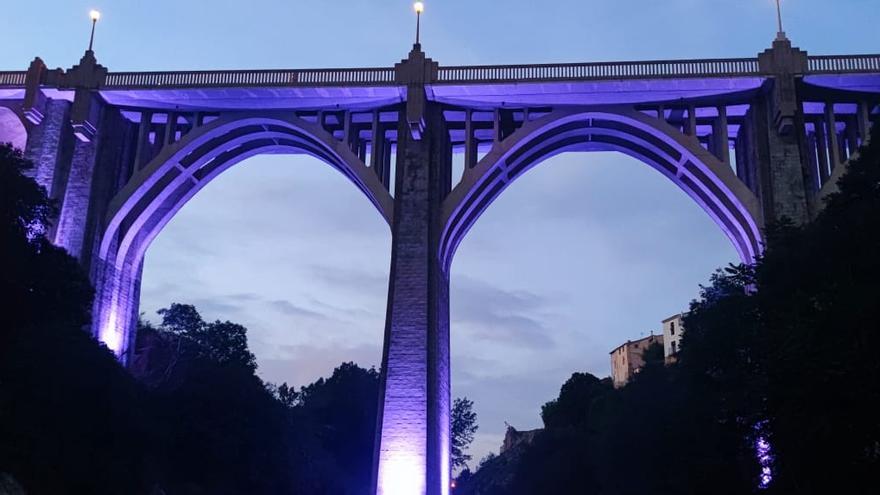 Ontinyent ilumina el puente de Santa María para visibilizar el Síndrome de Dravet