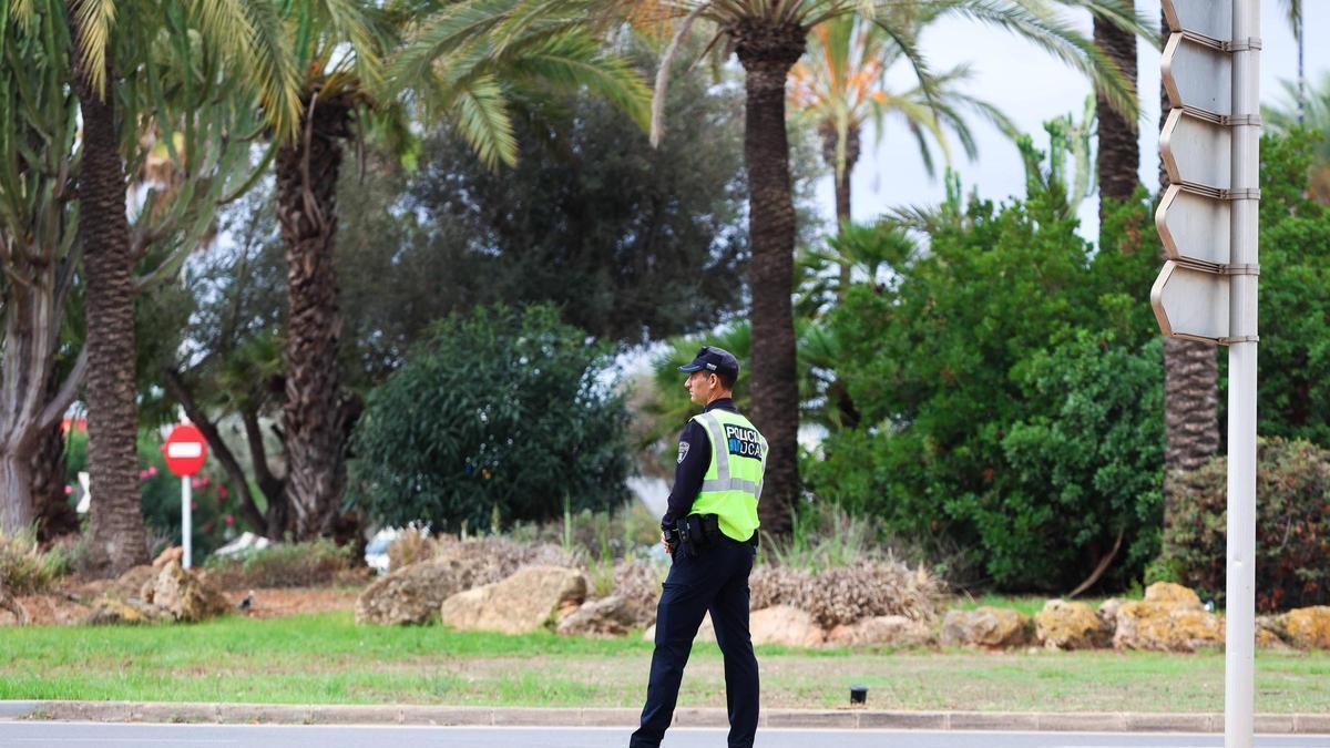 Policía local vigilando un cruce