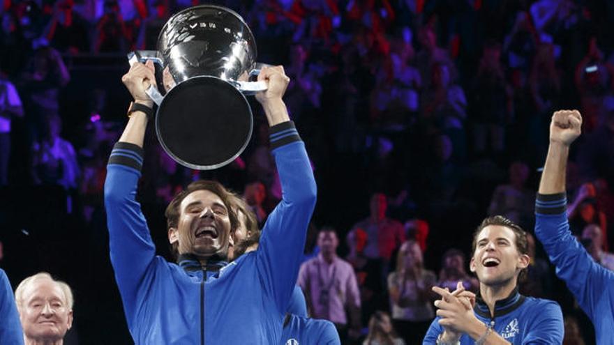 Rafa Nadal celebra junto a Federer la tercera Laver Cup para el equipo de Europa