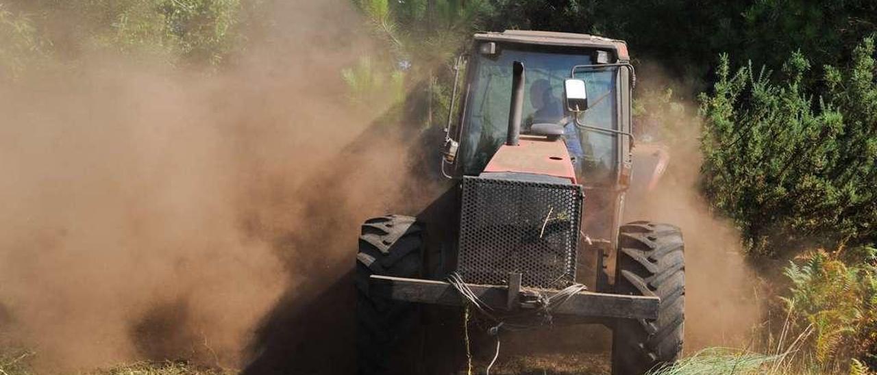 El tractor pudo retomar ayer los trabajos en Trabanca. // Iñaki Abella