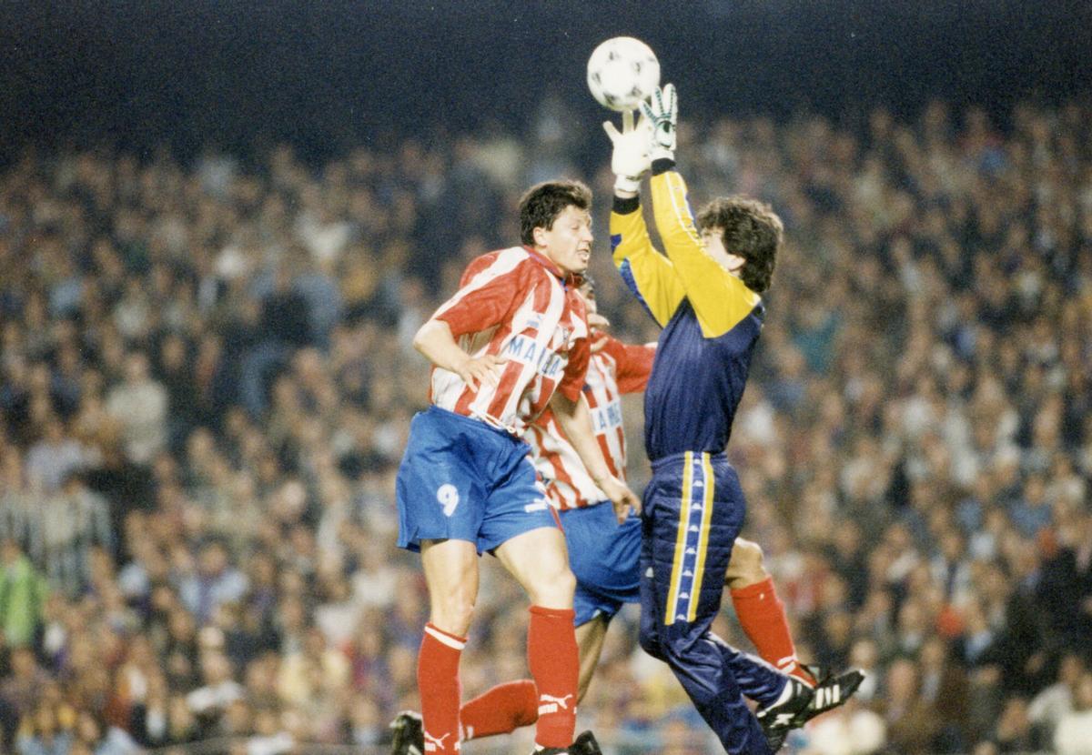 Lubo Penev, ante Carles Busquets en un Atlético de Madrid - FC Barcelona